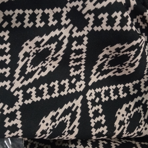 Everleigh Black Cream Dress. - Size L - Picture 8 of 13